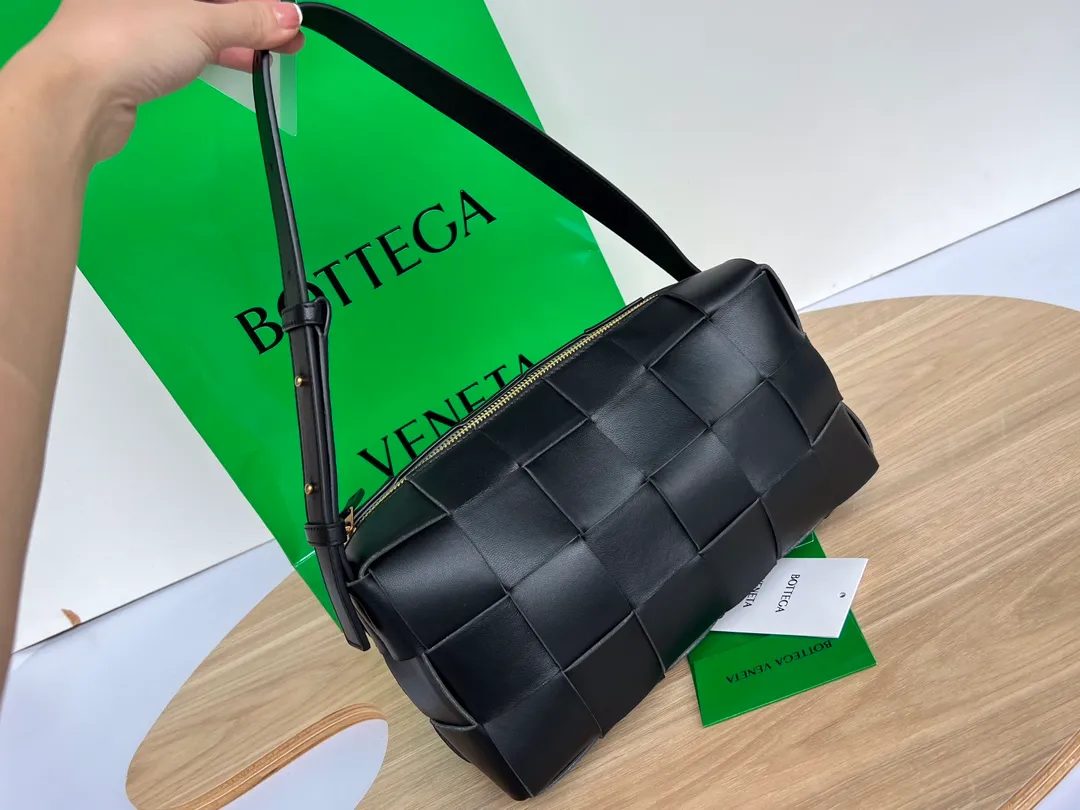 #B家 New model is coming! 709360 BRICK CASSETTE armpit bag, the traditional woven logo is instantly recognizable✅ Large grid weaving has always been fashionable, and the armpit bag is even more fashionable and foreign-style. Elegant big brick 🧱 Sheepskin material is light and comfortable, with a huge sense of capacity and space. Dark layer inside. Practical interior and fashionable appearance design. Durability and temperament coexist. Elegant big brick. Come and plant the same underarm bag from star Zhou Yutong! Dimensions: 28x14x10